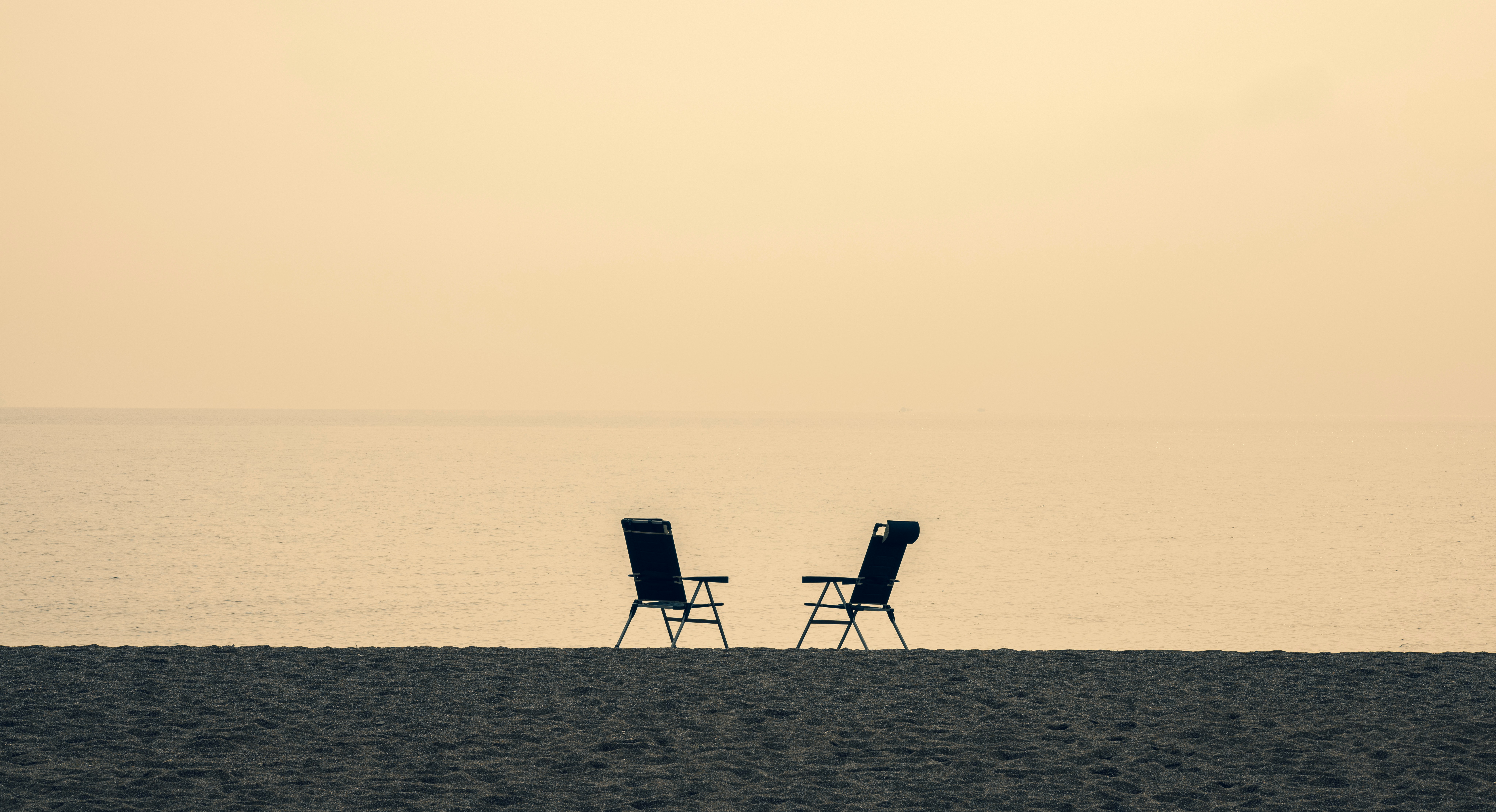 Due sedie sulla spiaggia
