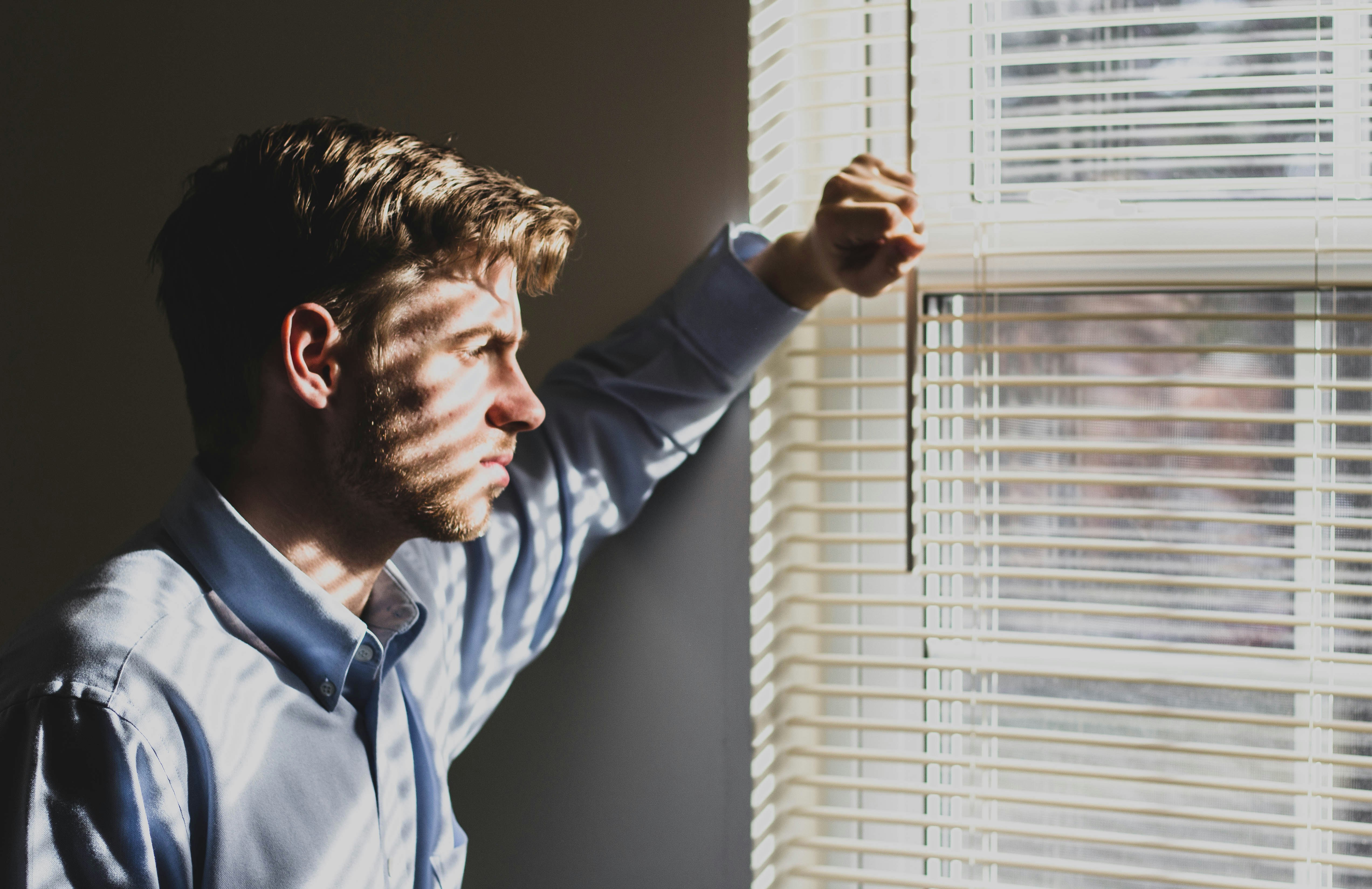Uomo che guarda fuori dalla finestra