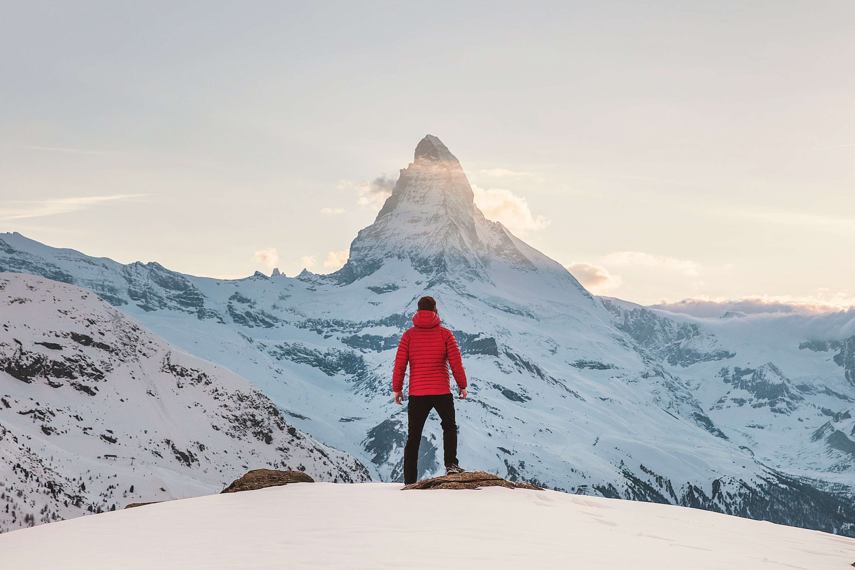 Persona davanti a una montagna