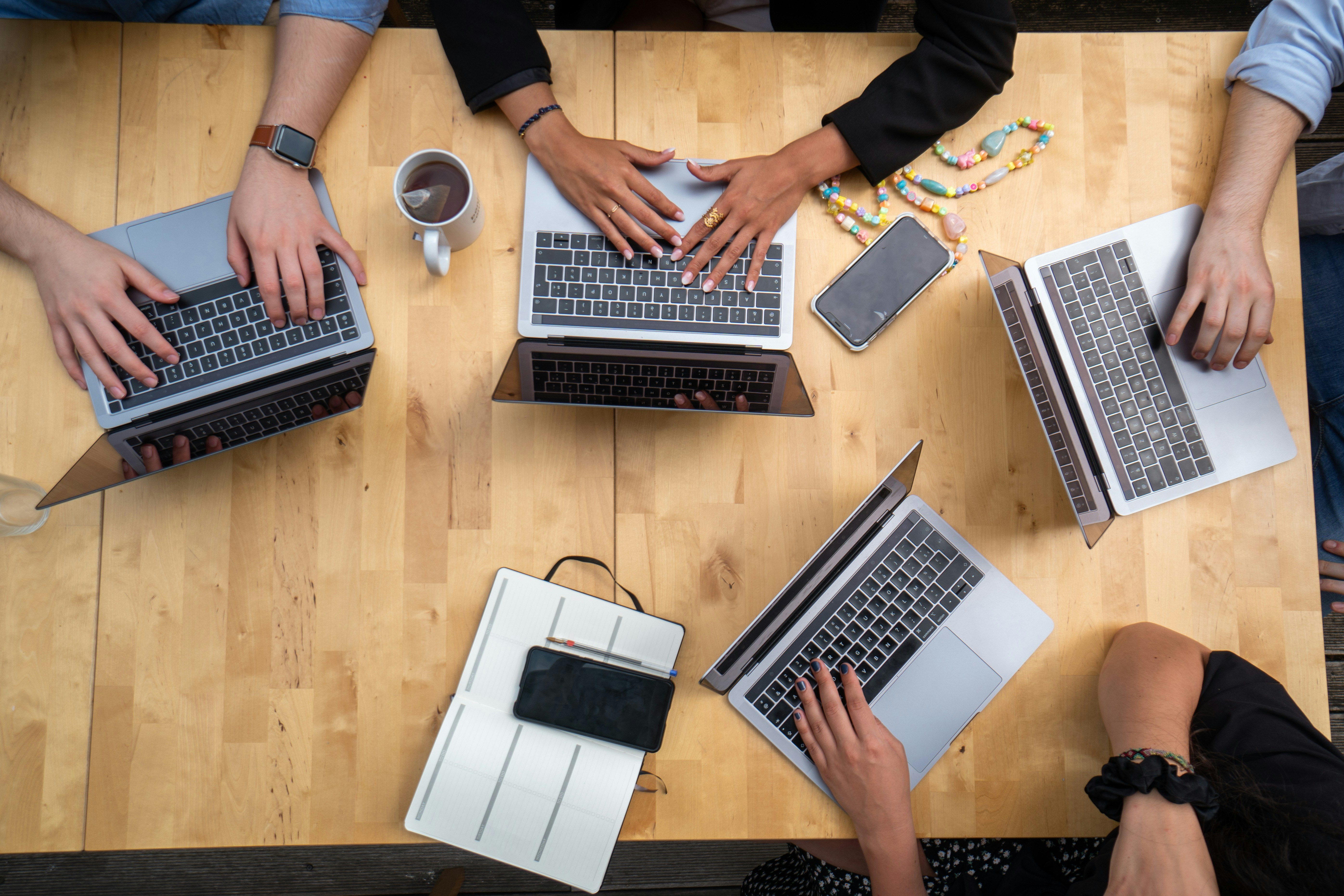 Scrivania con dispositivi e strumenti di lavoro